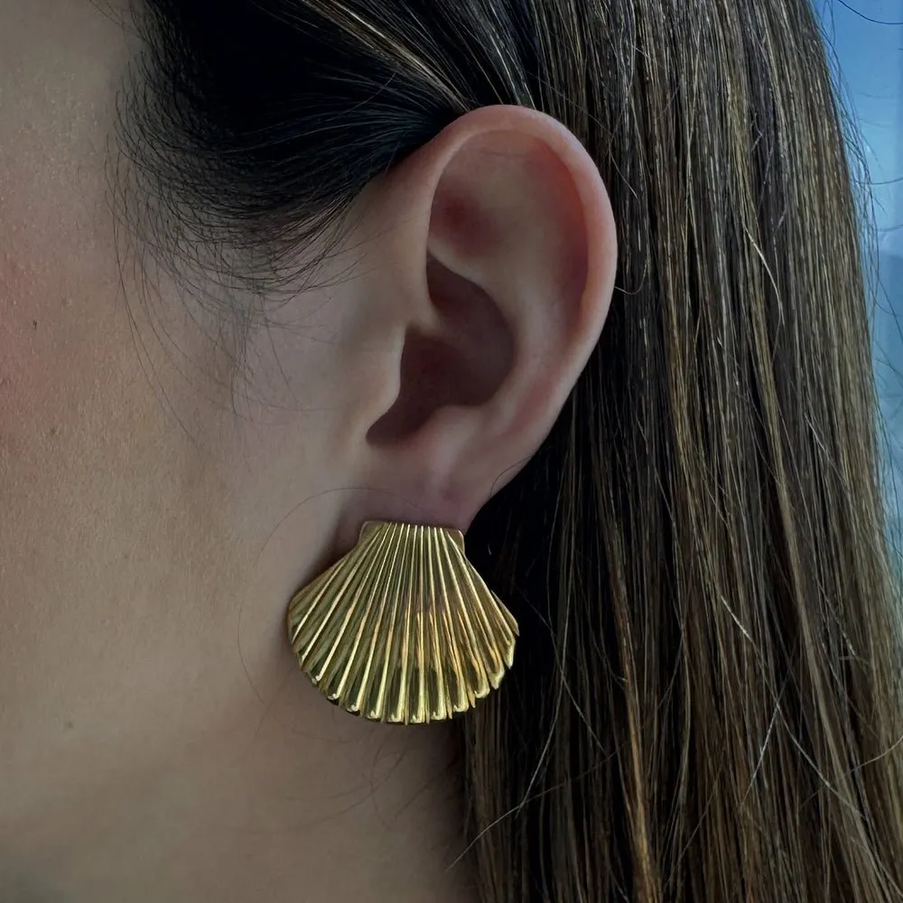 GOLDEN SCALLOP EARRINGS